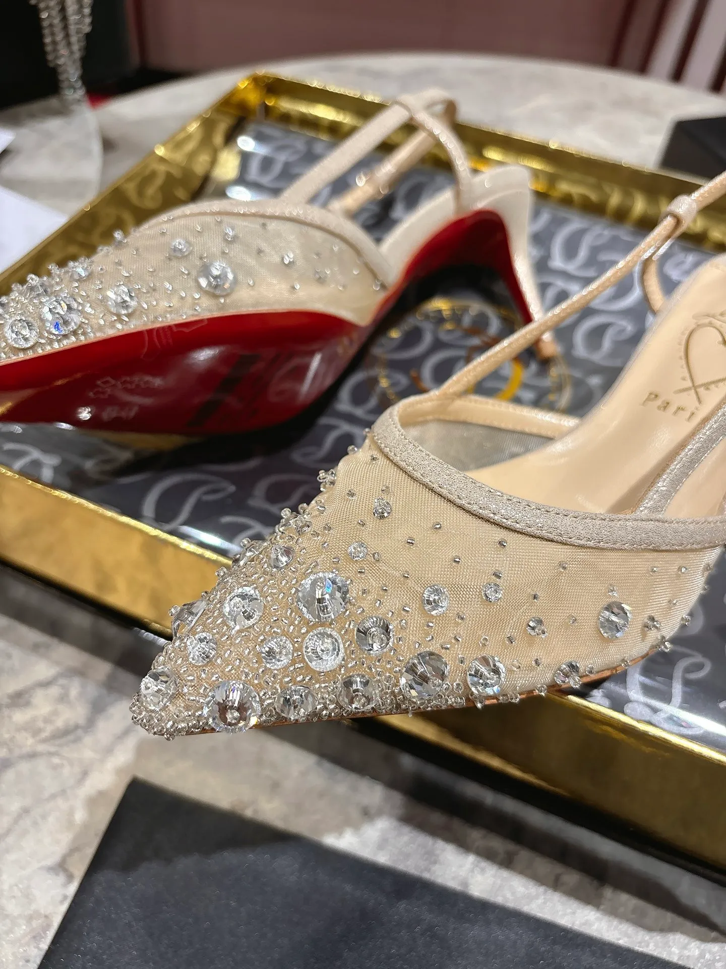 👟👟Ex-factory price 740👟👟 🆑❥∙ Mesh seam drill (single shoe)🦋✪ꫛꫀw.✔︎ This style features a slightly pointed toe made from white mesh with crystal beads and diamonds, a 65mm heel height, hand-placed crystals added to the front, and our signature Louboutin red sole with Christian Louboutin's signature and heart-shaped imprint logo on the insole. Size: 34 yards-42 yards (34.40.41.42. Customized, non-returnable and non-exchangeable‼️) Heel height: 6.5cm Color: White Apricot